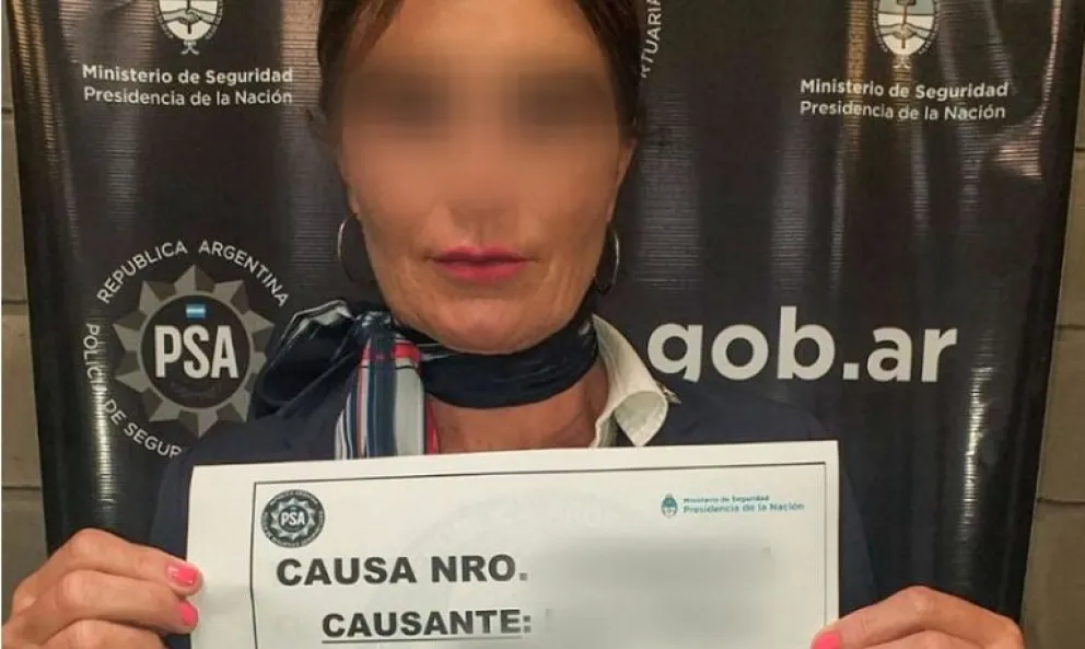 Detuvieron a una azafata de Bariloche que intentó contrabandear dos kilos de oro y miles de dólares