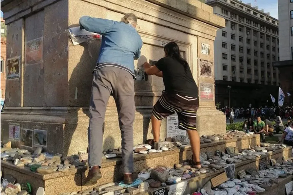 Atacan el memorial por las víctimas del Covid-19 durante la marcha del Día de la Lealtad Peronista