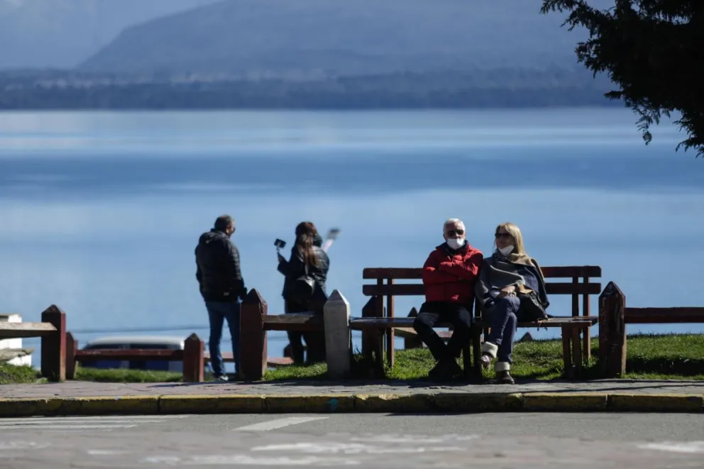 Una buena cantidad de turistas disfruta de la primavera en Bariloche