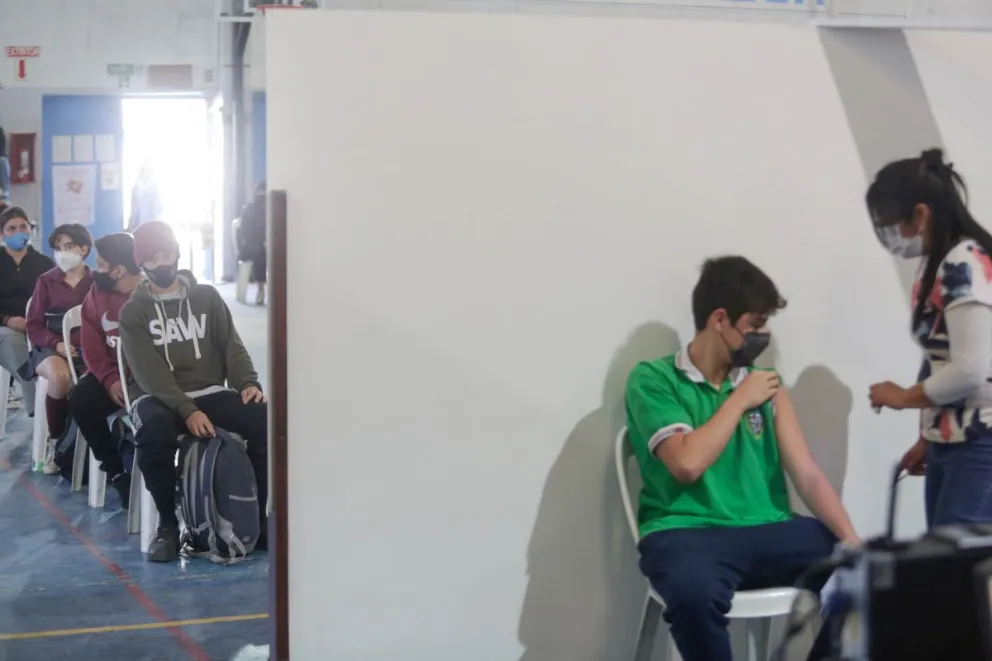 Estudio argentino evidencia la necesidad de una tercera dosis de vacuna