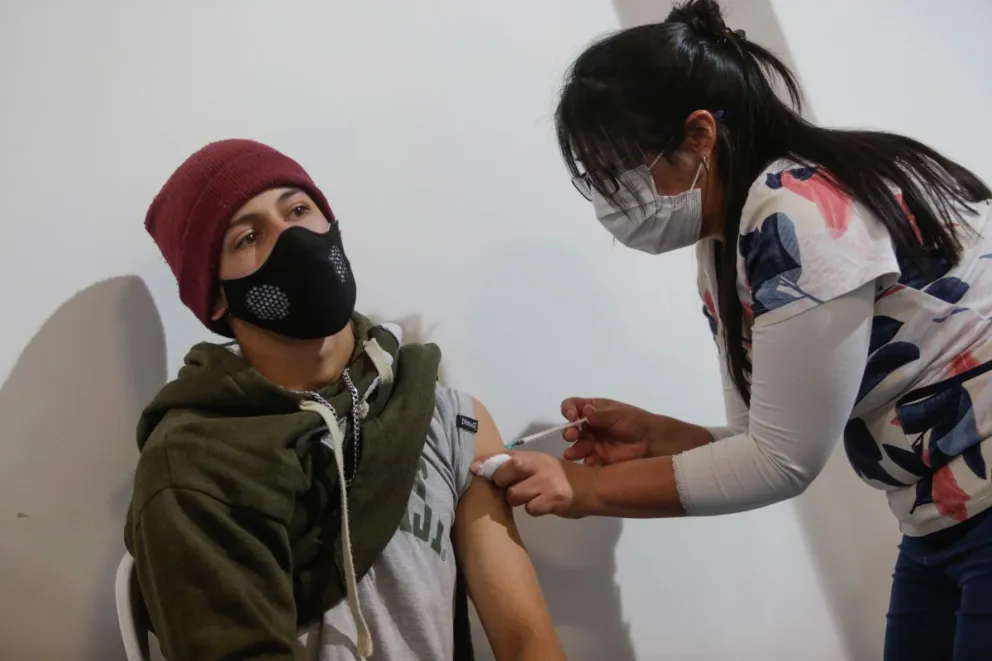 Aplicarán terceras dosis contra el coronavirus a chicos y chicas de 12 a 17 años