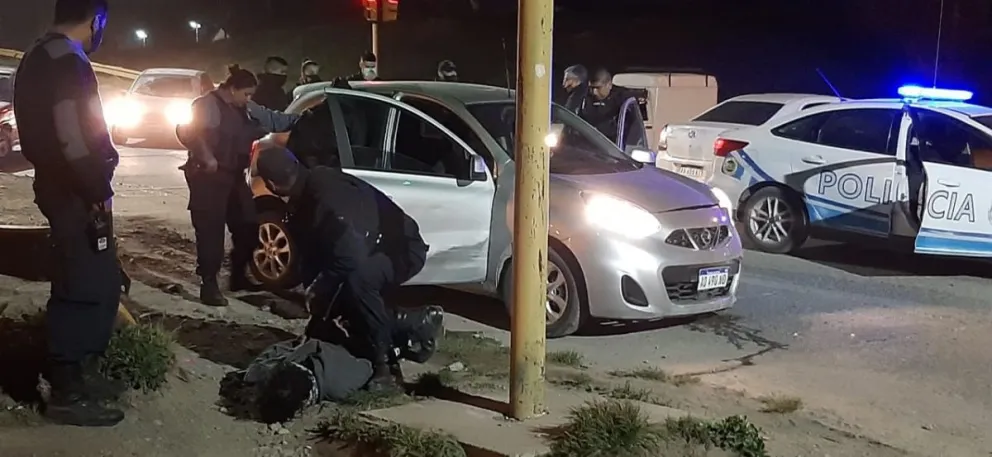 Balearon un auto que era robado, escaparon y fueron detenidos