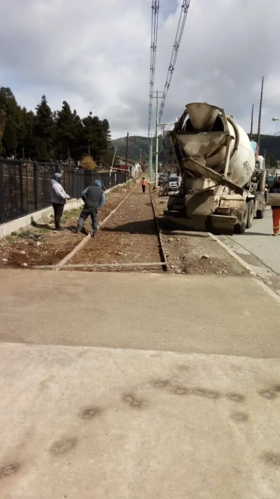 Avanzan con la vereda en el sector de ingreso y salida del Cementerio Municipal