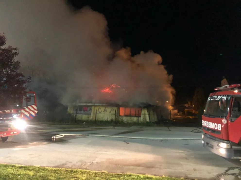 Las llamas destruyeron la sede del Club Andino de El Bolsón