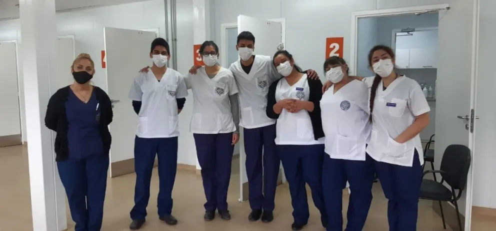 Docentes y alumnos de enfermería de la UNCO participan de la campaña de vacunación