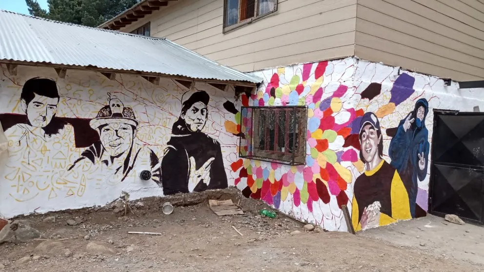 Pintaron un mural inmortalizando a cinco compañeros que ya no están