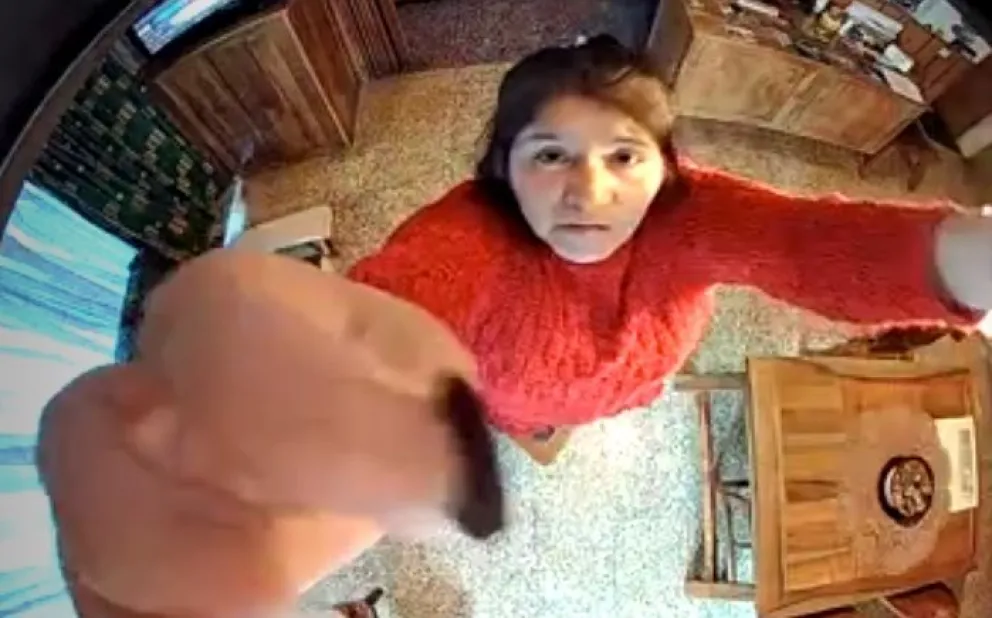 Fue filmada mientras golpeaba a la mujer de 100 años que debía cuidar