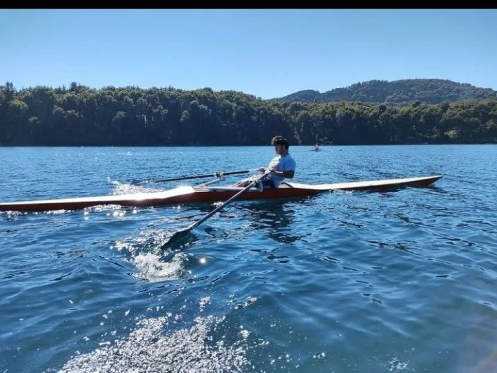 Detrás de un par de remos