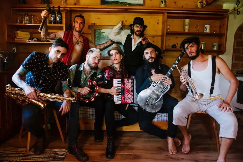 La Fanfarria del Capitán, la banda que participó en La Casa de Papel y homenajeó a Charly García 