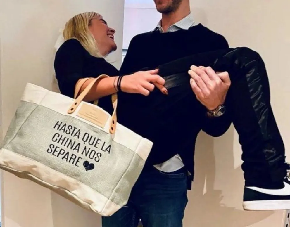 ¡Insólito! Lanzan un bolso con la frase "Hasta que la China nos separe"