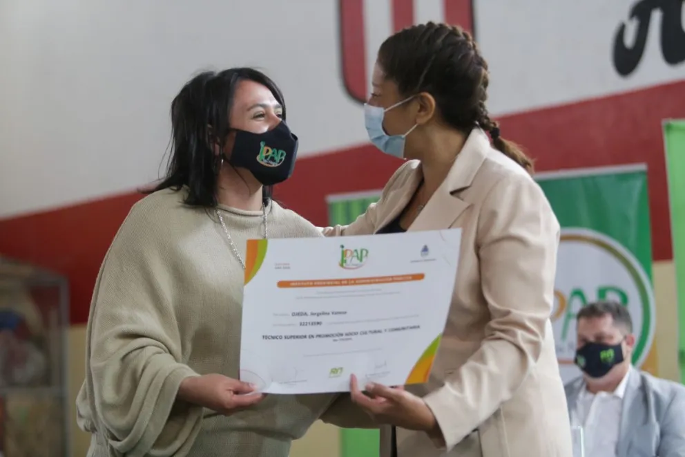 En Bariloche Arabela participó del acto de colasion de 58 egresados del IPAP