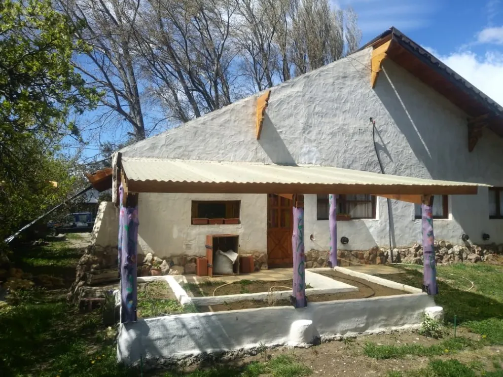 Vecina de Dina Huapi perdió sus invernaderos y parte del techo de su vivienda