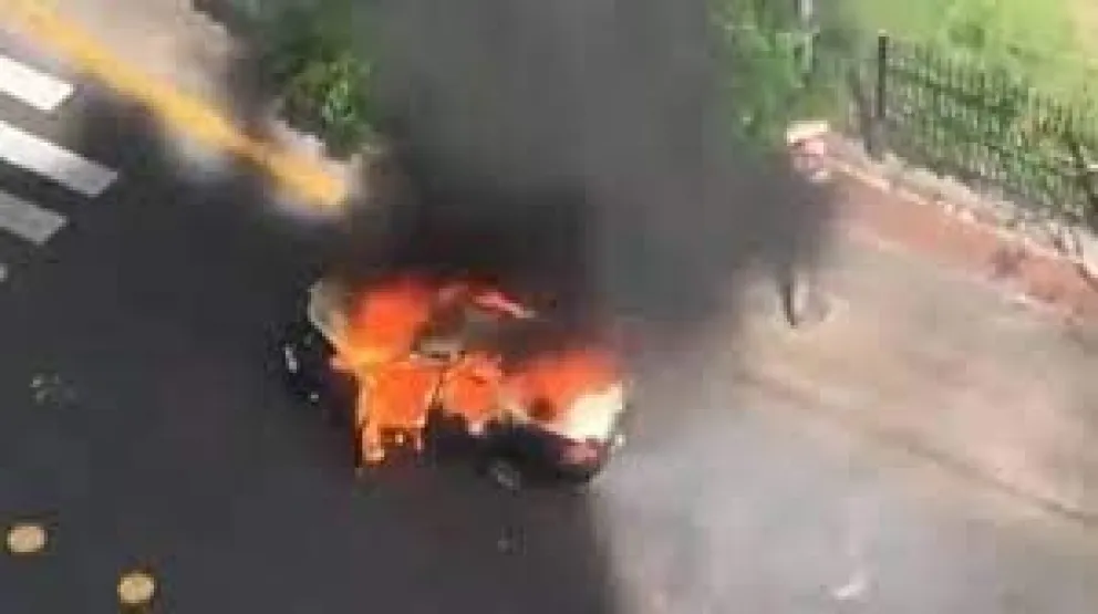 Impactante video: Un taxi explotó en plena calle y causó pánico alrededor
