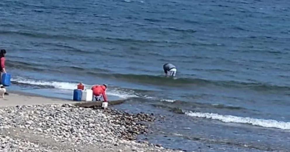 Notifoto: Vecinos de Dina Huapi tuvieron que ir a buscar agua al lago