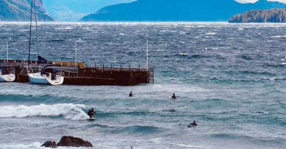 Surf en el Nahuel Huapi durante el temporal