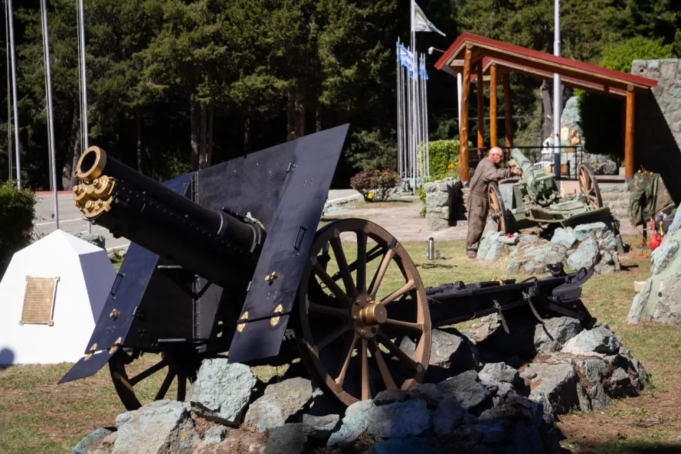 Un suboficial principal de Infantería restaura piezas históricas