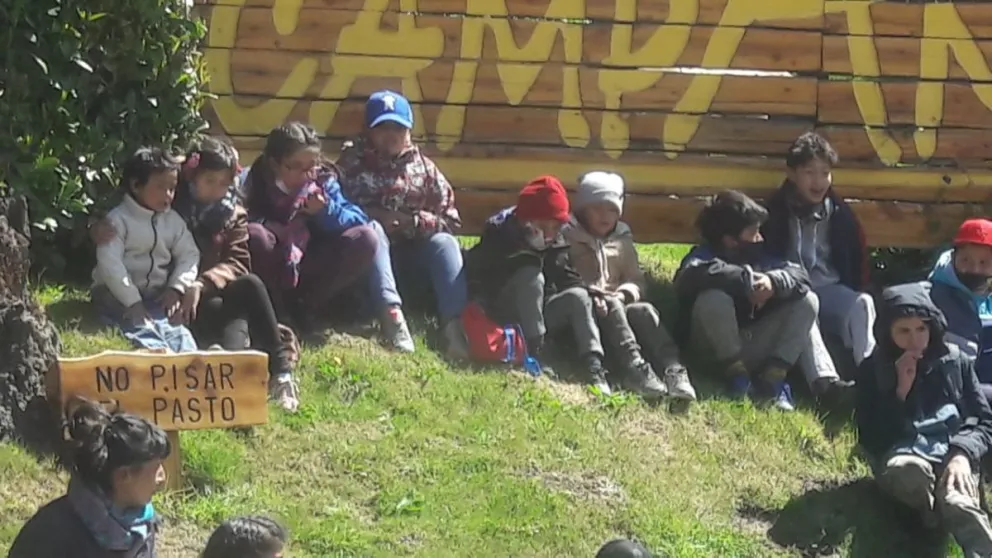 Chicos y chicas de Villa Llanquín disfrutaron de cerro Campanario