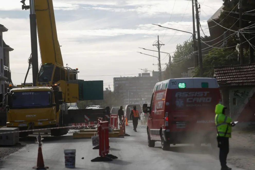 Caos de tránsito en Bustillo por el trabajo de una grúa