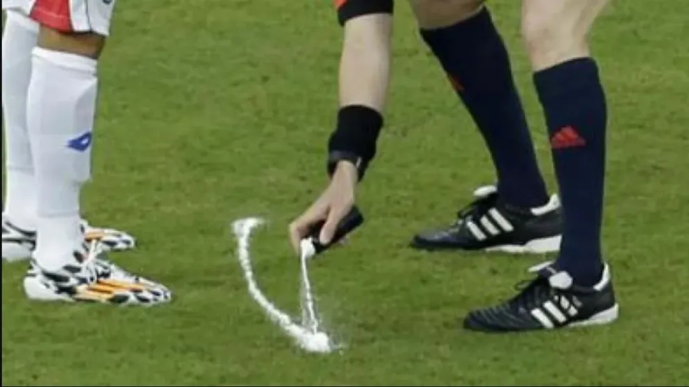 Le ganó a la FIFA: Deberán indemnizar a un argentino por utilizar el aerosol de los árbitros