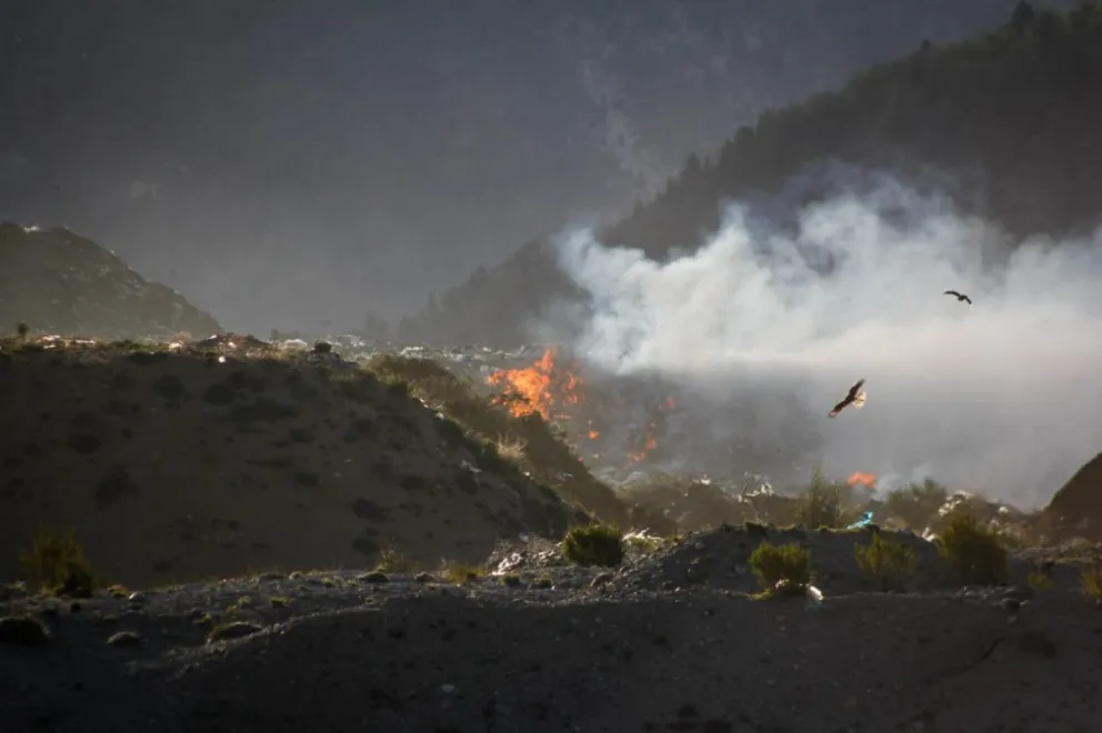 Gran columna de humo por incendio en el vertedero municipal