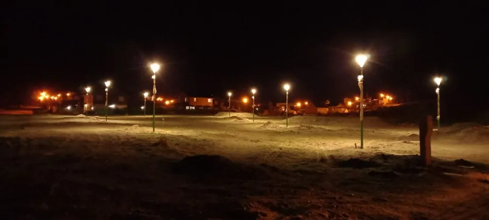 En Dina Huapi están renovando las luminarias de los espacios públicos