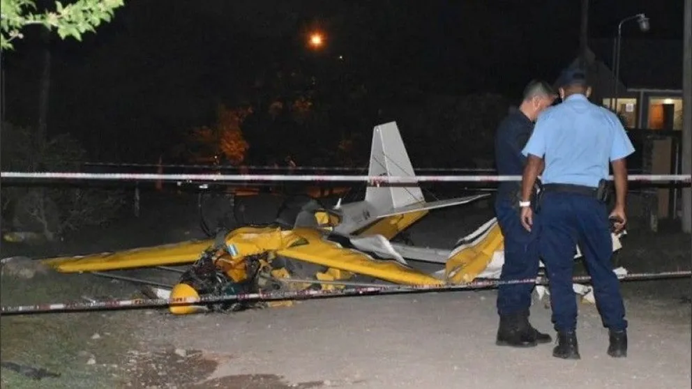 Impactante video: una avioneta que hacía piruetas se estrelló en la calle e hirió a una mujer y su hija