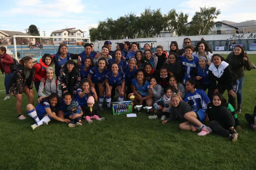 El Team, último campeón, juega la Copa Amistad