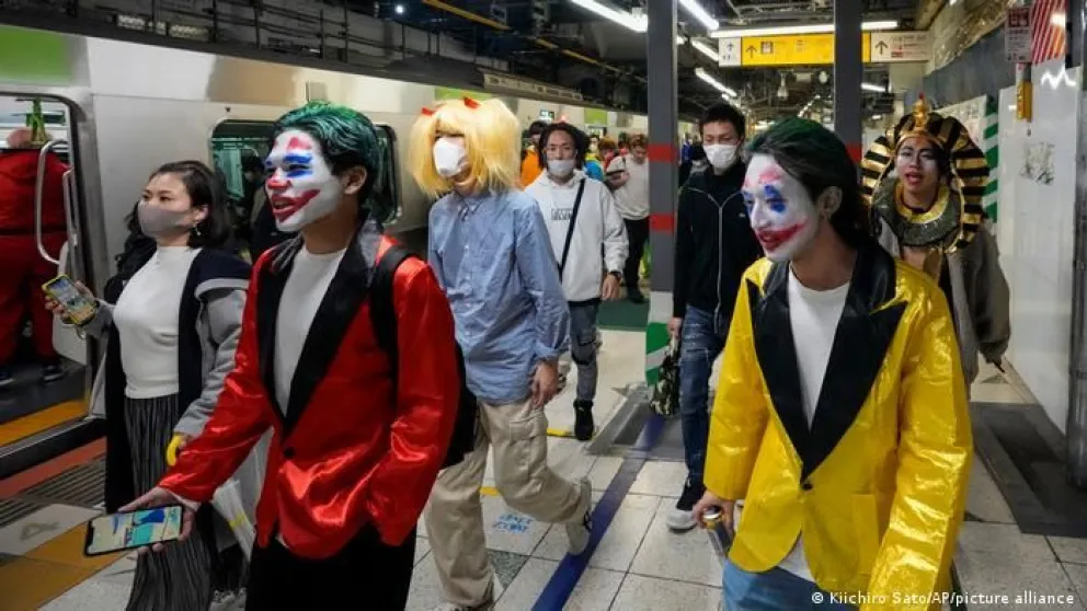 Halloween sangriento: un “Joker” apuñaló a 17 pasajeros e incendió un tren
