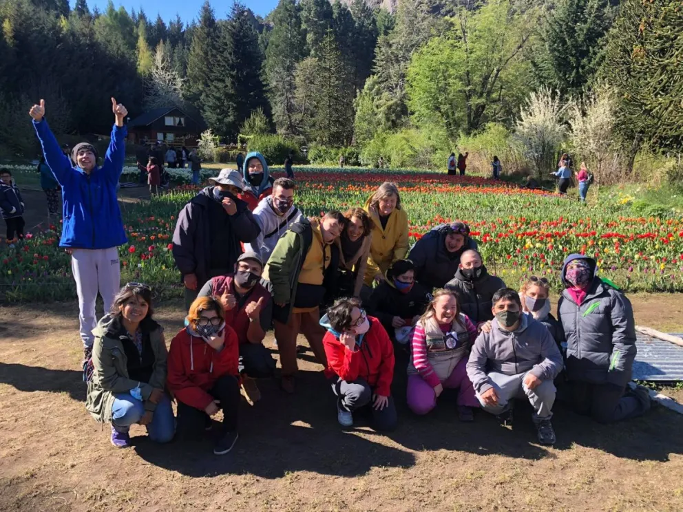 Integrantes de Cre-Arte conocieron la chacra de tulipanes de Península San Pedro