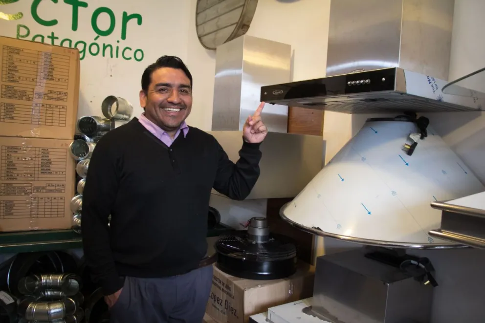 Vector Patagónico entregó la campana que sorteó en El Cordillerano Radio a su ganador