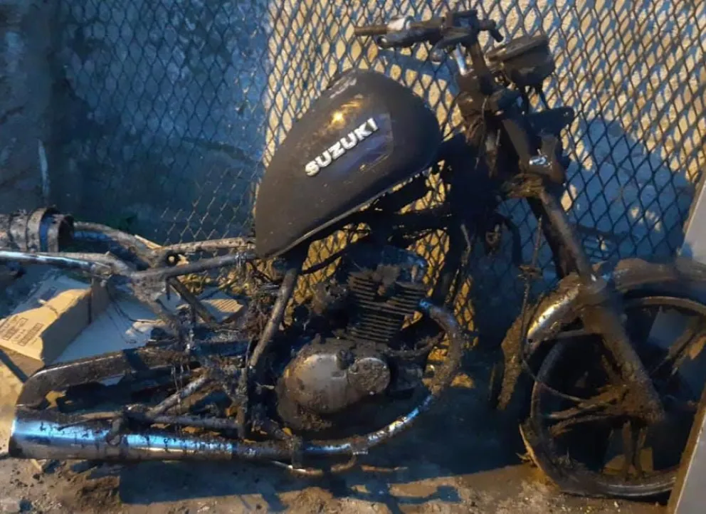 Sustrajeron una moto, la prendieron fuego y provocaron un incendio de pastizales