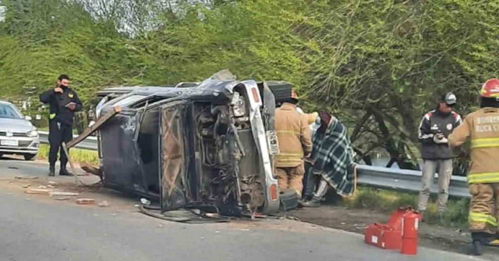 Una camioneta volcó en Bahía Serena