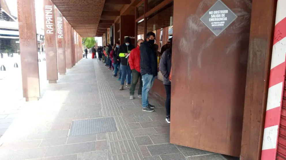 Larga fila de personas para postularse a puestos de trabajo en una chocolatería 