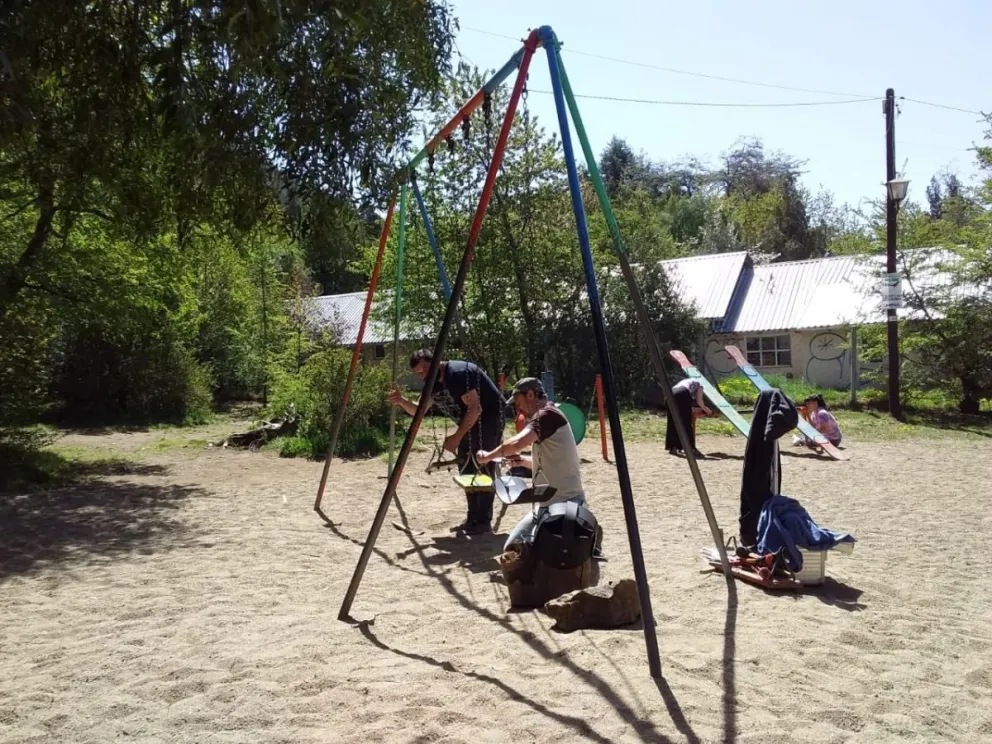 Con un trabajo comunitario, embellecieron la plaza de Los Coihues