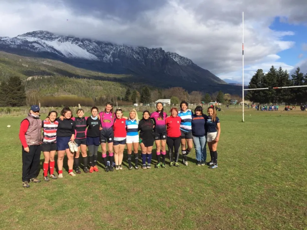 Selecciones de rugby femenino de la Unión de los Lagos participan de un encuentro en Gaiman