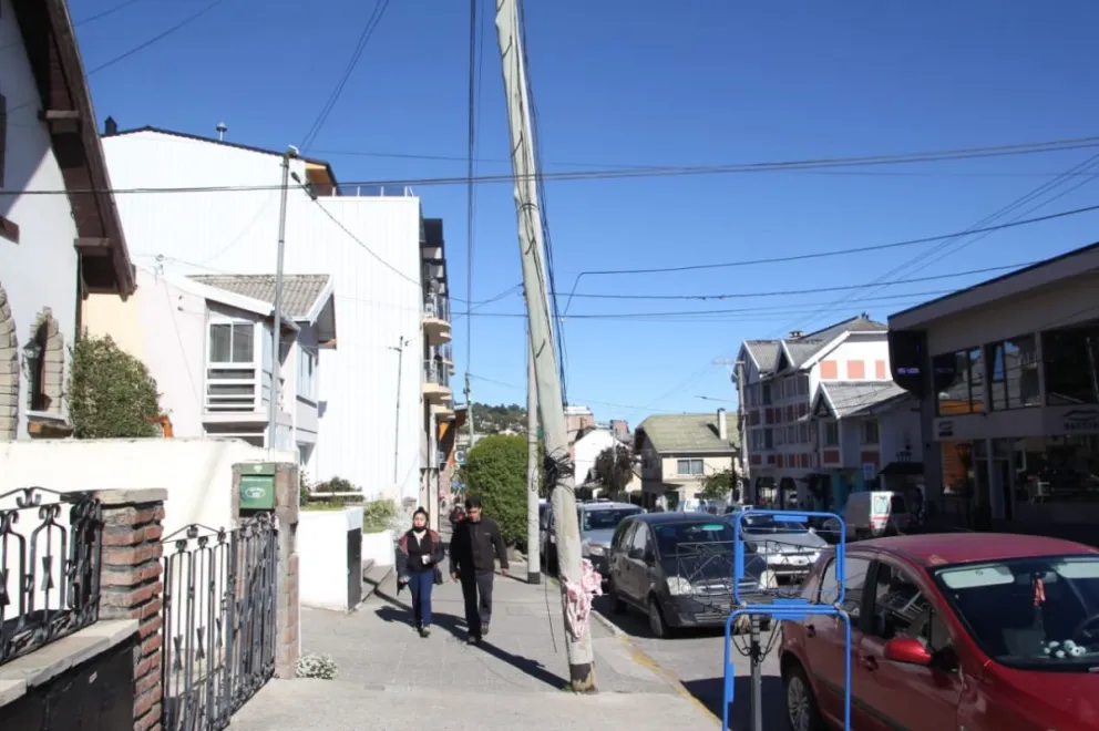 Camión chocó un poste y ahora los vecinos temen que se les caiga encima
