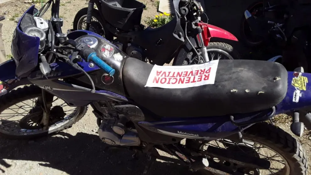 En total estado de ebriedad cayó de su moto, agredió a los policías y no quiso ser atendido