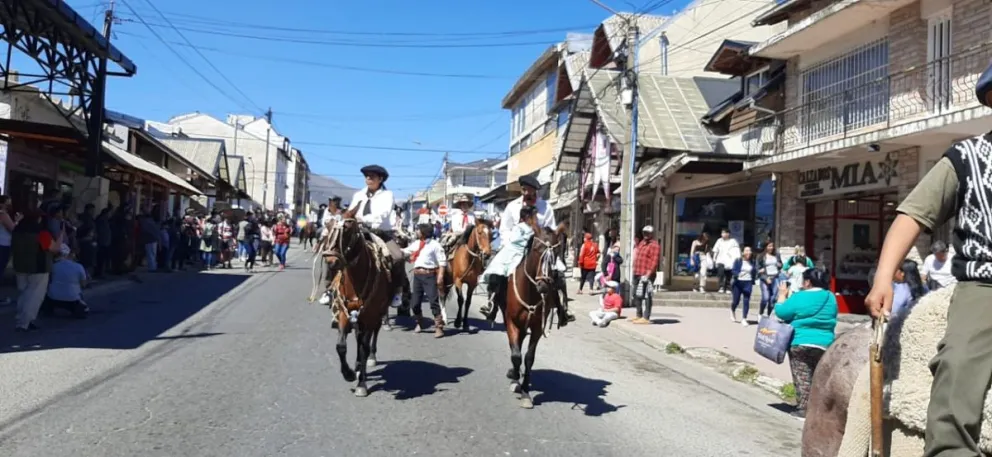Colorido y emocionante desfile sobre Onelli por el Día de la Tradición 