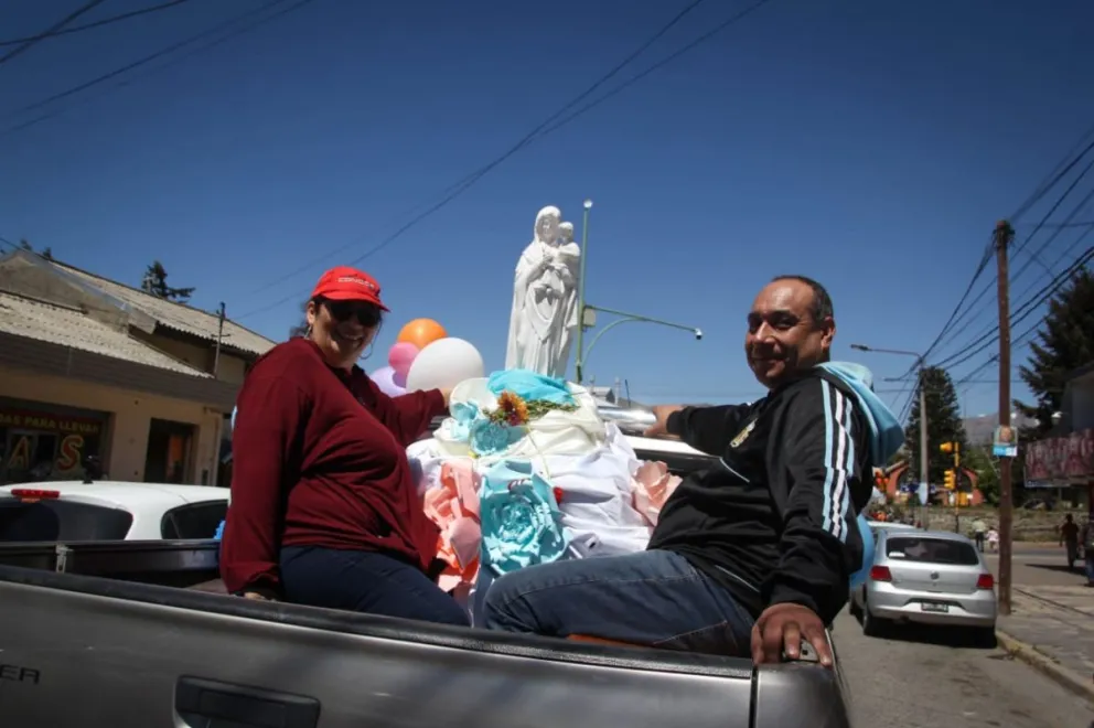 La Virgen recorrió los barrios de Bariloche dando fuerza a sus fieles