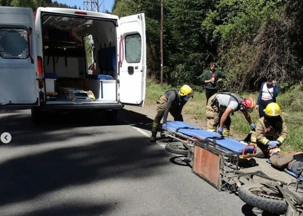 Motociclista sufrió lesiones tras derrapar en Avenida Bustillo