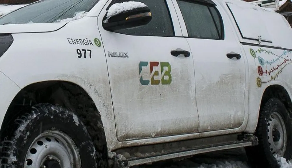 Dos jóvenes robaban elementos de una camioneta de la CEB: fueron detenidos