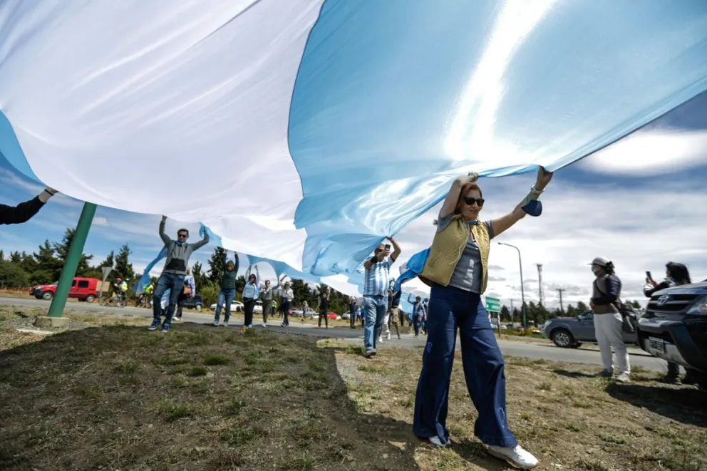 El lonko que se fue del parlamento mapuche participó de los banderazos contra la toma de tierras en la Patagonia