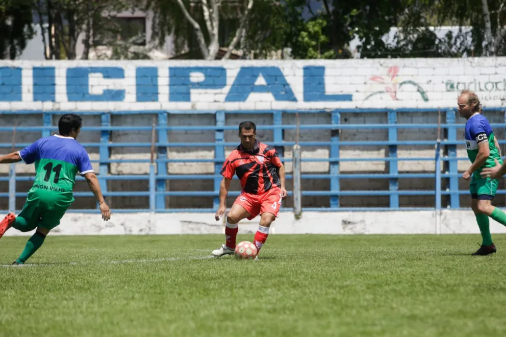 Arrancó la Copa Senior y Estrella picó en punta
