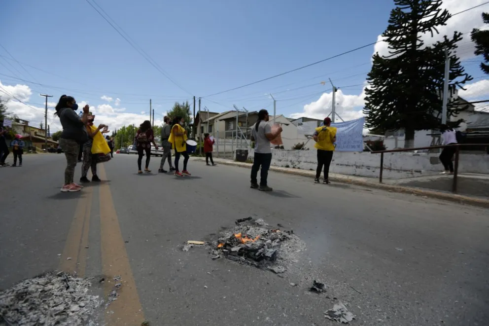 Familiares de los internos que sufrieron quemaduras protestaron afuera del Penal III