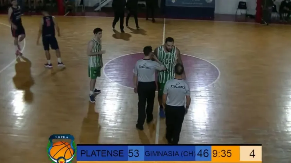 Video: Un jugador corrió al árbitro por toda la cancha para golpearlo