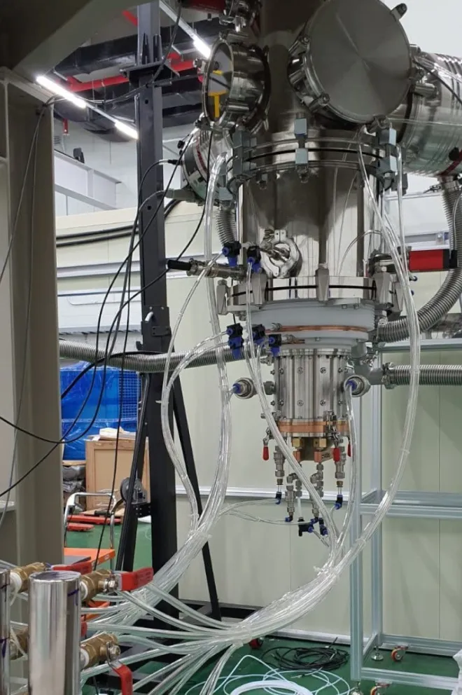 Investigadores de la CNEA trabajan en la instalación de un acelerador de protones en Corea del Sur
