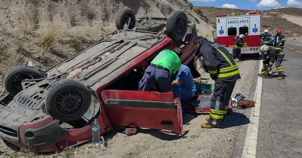 Un turista quedó atrapado en el auto tras un vuelco en la Ruta 40