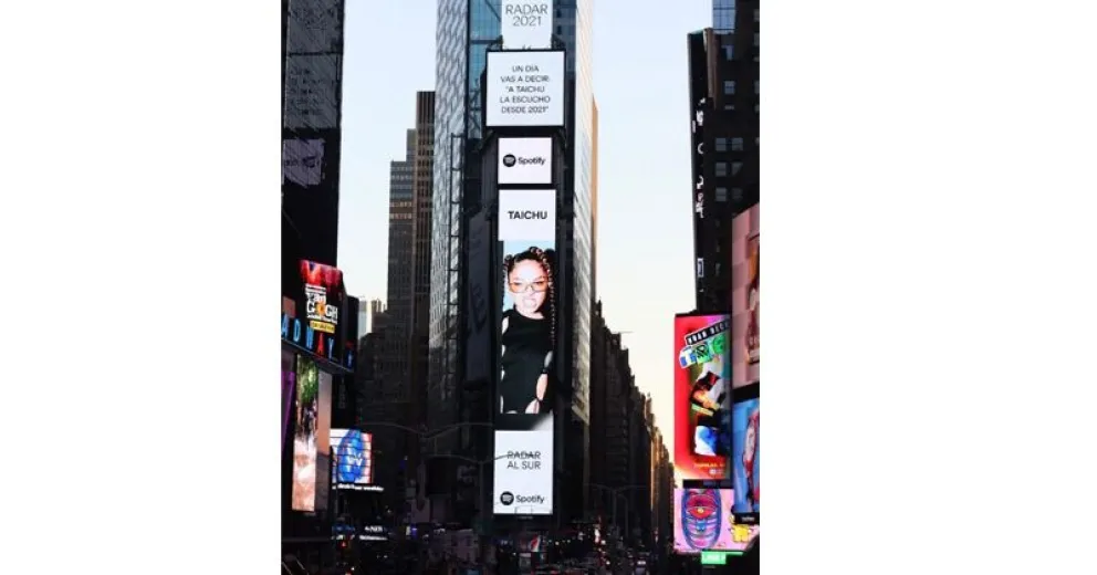 Una fotógrafa de Dina Huapi llegó hasta Times Square con sus imágenes