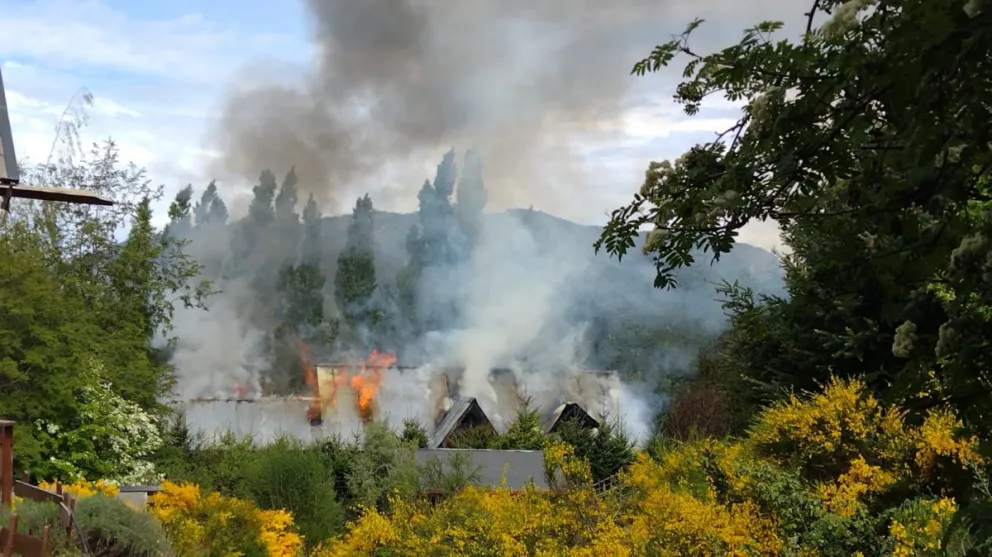 Feroz incendio provocó daños totales en una vivienda de los kilómetros