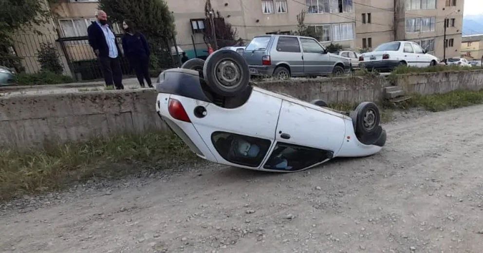 Un auto volcó al quedar estacionado en una pendiente 